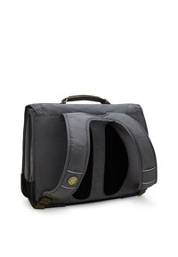 Bandolera gris con un diseño estructurado, que presenta un asa superior, correas ajustables y un interior acolchado oscuro para protección.