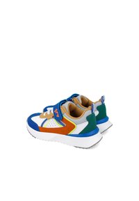 Zapatillas multicolores con paneles azules, naranjas, verdes y blancos, de materiales de ante y malla, con una correa de Velcro y suela texturizada.