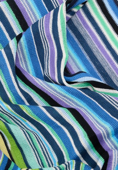 Πλεκτό ύφασμα με οριζόντιες ρίγες σε μπλε, πράσινο, μοβ, λευκό και μαύρο, εμφανίζοντας πτυχώσεις και υφή.