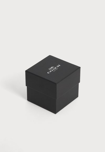 Черен квадратен подаръчна кутия на Coach New York с текстурирана повърхност, показана затворена на бял фон.