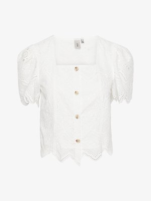 Hvit bluse med korte ermer og firkantet utringning. Øyelets stoff med bølget kant og fem knapper foran. S subtil blomstermønster.