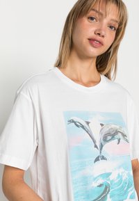 Monki T-shirt estampada - white light/pasteldolphine