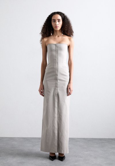 Robe midi beige sans bretelles avec un corsage ajusté et une silhouette droite, dotée d'une fermeture éclair à l'avant et de poches latérales, confectionnée dans un tissu lisse.