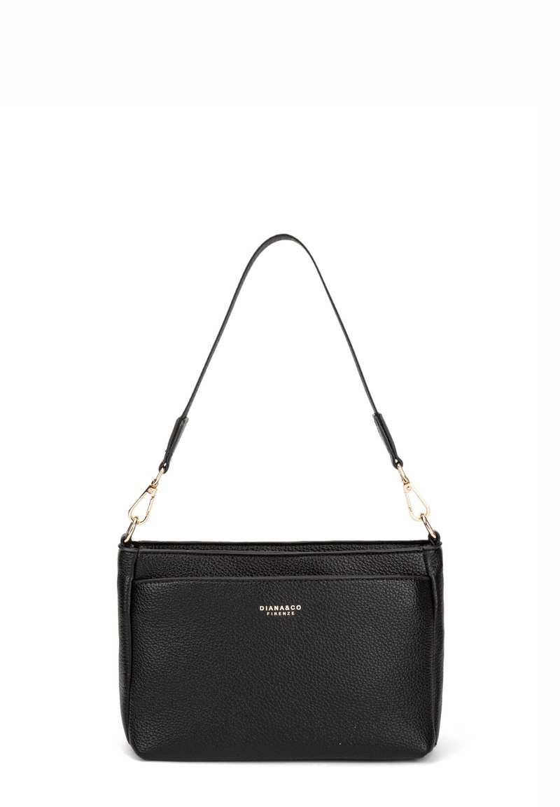 Borsa a mano in pelle nera con superficie texturizzata, tracolla removibile e hardware in tonalità oro. Presenta un comparto principale con zip e dettaglio del logo.