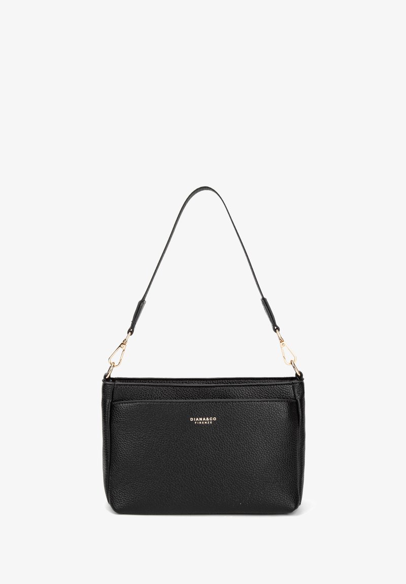 Borsa a mano in pelle nera con superficie texturizzata, tracolla removibile e hardware in tonalità oro. Presenta un comparto principale con zip e dettaglio del logo.