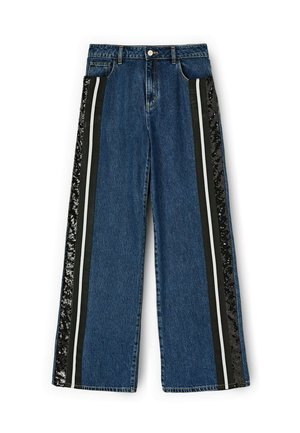Jeans in denim a gamba larga di colore blu scuro con pannelli laterali neri, strisce bianche e dettagli in paillettes. Presentano un tradizionale cinturino in vita e chiusura con bottone.