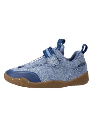 Einzelner blauer Freizeit-Schuh mit braun gesprenkelter Sohle, Klettverschluss, Zuglaschen an Zunge und Ferse sowie einem Textiloberteil mit Branding an der Seite.