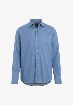 Camicia in denim blu chiaro con colletto appuntito, maniche lunghe e chiusura con bottoni frontali. Presenta un orlo curvo e una leggera texture.