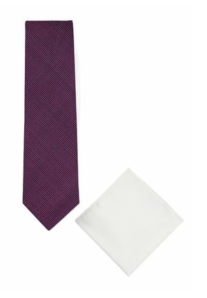 Lila strukturierte Krawatte und einfarbig weißes Einstecktuch nebeneinander auf weißem Hintergrund dargestellt.