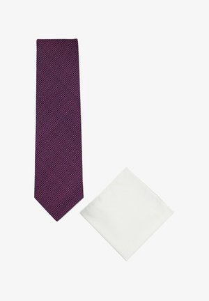 Paarse gestructureerde stropdas en effen witte pochet naast elkaar weergegeven op een witte achtergrond.