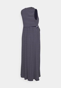 Vestido maxi riscado em azul marinho e branco, sem mangas, com decote arredondado, cintura elástica, tecido fluido e comprimento até o tornozelo.