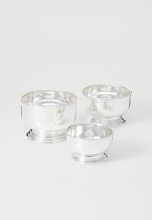 Set de trei boluri din argint lustruit. Fiecare are o formă rotundă, o suprafață netedă și o bază circulară. Dimensiunile variate creează un interes vizual.
