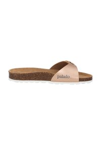 Slide-sandaal met een lichtroze faux leren bovenkant, kurken tussenzool en een gestructureerde rubberen outsole; bevat gouden accentdetails en branding.