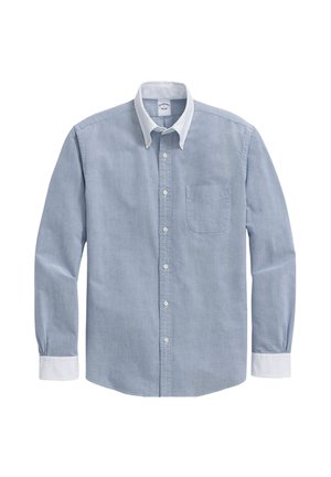 Jasnoniebieska koszula z długim rękawem i białym kołnierzykiem. Posiada kieszeń na lewej piersi oraz lekko teksturowany materiał.