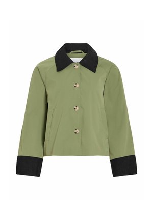Oljčno zelena jakna s črnim kordurovim ovratnikom in manšetami, štirimi gumbi spredaj in dvema stranskima žepoma.