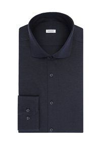 Chemise bleu marine foncé à manches longues, pliée, avec col et boutons aux poignets, étiquetée "seidensticker" à l'intérieur du col.