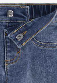 Levi's® HIKING TEE & PANT SET - Pikkade varrukatega topp - bright white
