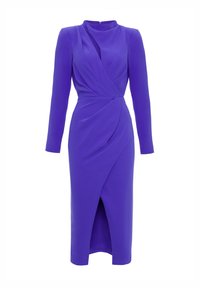 Fioletowa sukienka z długimi rękawami o fasonie kopertowym, z wysokim dekoltem i asymetrycznym dołem, wykonana z gładkiego materiału bez widocznych zapięć.