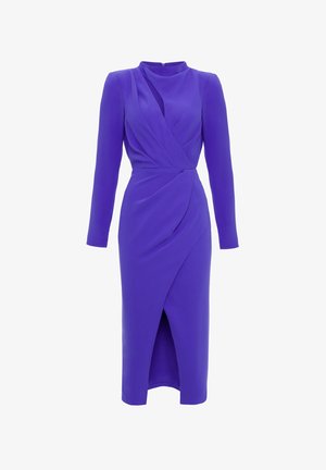 Fioletowa sukienka z długimi rękawami o fasonie kopertowym, z wysokim dekoltem i asymetrycznym dołem, wykonana z gładkiego materiału bez widocznych zapięć.