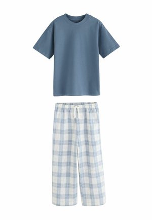 Niebieska koszulka z krótkim rękawem w połączeniu z białymi i jasnoniebieskimi spodniami w kratę na sznurku, ułożonymi na płasko na białym tle.