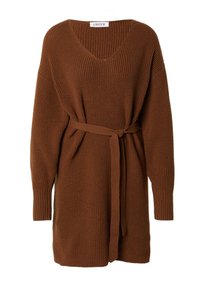 Brauner, gestrickter Pullover mit V-Ausschnitt, oversized Schnitt, langen Ärmeln und einem passenden Bindegürtel in der Taille. Strukturiertes Gewebe mit gerippten Bündchen.