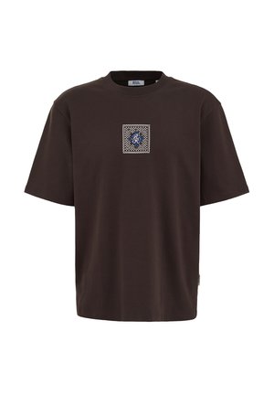 Ruda medvilninė marškinėliai laisvo kirpimo, su mėlynos ir baltos spalvos kvadratinio grafikos dizainu ant krūtinės, svarbi bendram įvaizdžiui.