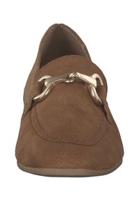 Bruine suede loafers met een ronde neus, voorzien van een gouden kettingaccent aan de voorkant, en een platte beige zool.