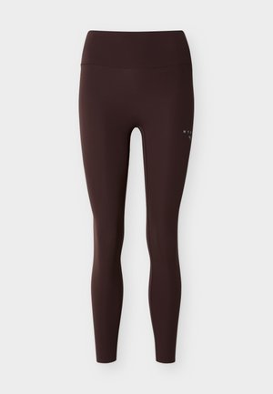 Σκούρες καφέ κολάν με ψηλή μέση και πλήρες μήκος, στενή εφαρμογή και μικρό μπλε λογότυπο στο πάνω μέρος του μηρού.