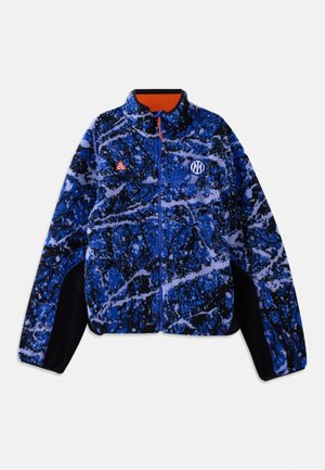 Modrá a čierna vzorovaná flísová bunda s oranžovým zipsom, vysokým golierom, logami na hrudi a čiernymi panelmi pod pazuchami.