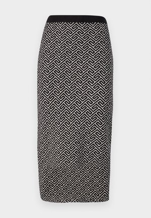 Černobílá vzorovaná tužková sukně s texturovanou tkaninou, vybavená ribbovaným pasem a geometrickým designem po celém povrchu.