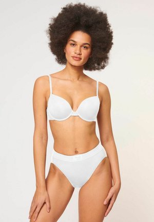 Weißer BH mit glatten Cups und verstellbaren Trägern, kombiniert mit weißen Hochbundpanties mit einem weichen Taillenbund. Einfaches Design.