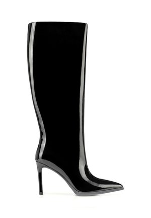 Schwarzer kniehoher Stiefel aus Lackleder mit spitzer Zehenpartie und Stilettabsatz, schlanker und glänzender Oberfläche.