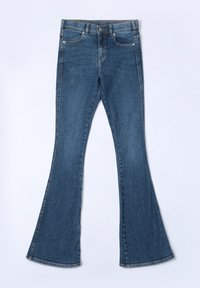 Jeans de mezclilla acampanados en un lavado azul medio, con cinco bolsillos, costuras visibles y un cierre de botón en la cinturilla.