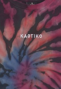 Felpa con un motivo tie-dye in tonalità di rosso, rosa e blu, con la parola "KAOTIKO" ricamata in bianco al centro.