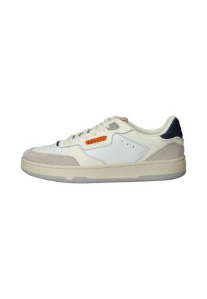 Lage witte sneaker met beige suède neus en hiel, grijze zool, navy hielstuk en oranje merklabel op het zijpaneel.