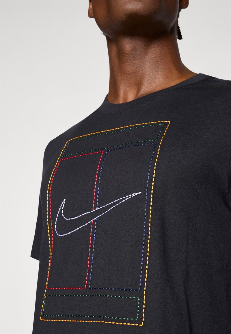 Zwarte katoenen t-shirt met een multikleurige gestikte rechthoekige ontwerp en een wit Nike-logo in het midden. Crew neck stijl.