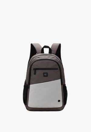 Zaino grigio bicolore con spallacci imbottiti, tasca frontale con zip, tasche laterali in rete e un piccolo dettaglio circolare nero nell'angolo inferiore.