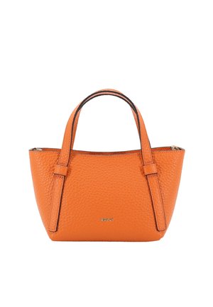 Orangefarbene Ledertasche mit strukturierter Oberfläche, zwei Griffen und klarer Silhouette. Verfügt über ein goldfarbenes Logo auf der Vorderseite.