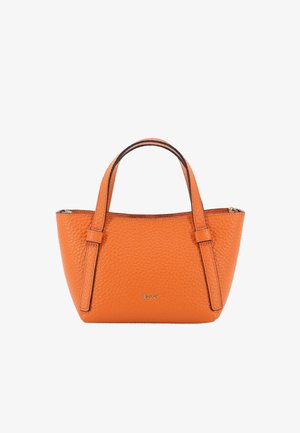 Orangefarbene Ledertasche mit strukturierter Oberfläche, zwei Griffen und klarer Silhouette. Verfügt über ein goldfarbenes Logo auf der Vorderseite.