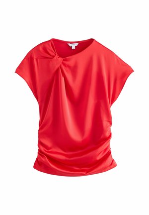 Blouse rouge en satin à manches courtes avec un détail froncé près de l'encolure et des côtés froncés, présentée sur fond blanc.