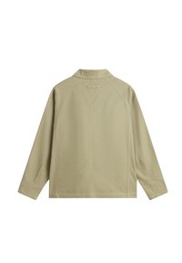 Chaqueta ligera beige con cuello, mangas largas y un corte relajado. Presenta costuras visibles y una pequeña etiqueta en la parte trasera.