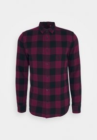 Chemise à carreaux rouge et noir, à manches longues, avec col, en tissu doux, présentant des boutons assortis et des poignets classiques.