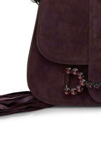 Paarse suede schoudertas met een klep sluiting, versierd met donkerrode en zwarte kristallen accenten, beschikt over een lange franjestrap.
