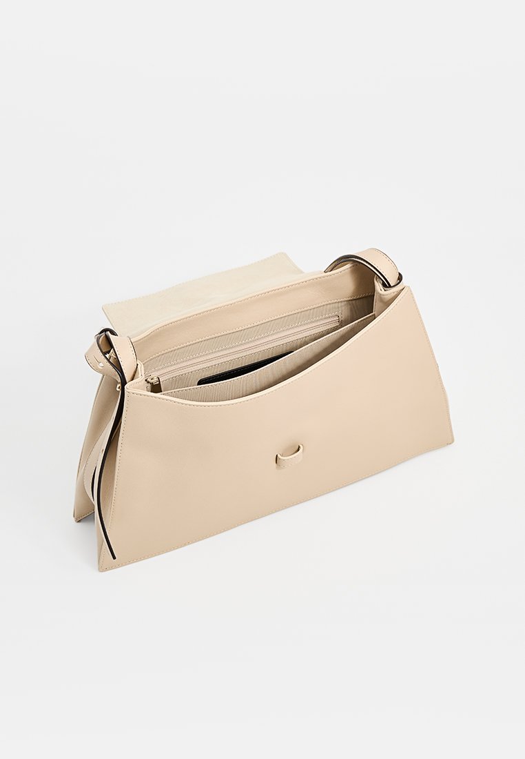 Borsa a mano in pelle beige con un design strutturato, texture liscia, chiusura a pattina e tasche interne. Include una tracolla.