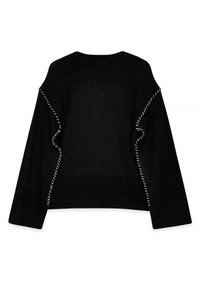 Schwarzer Pullover mit strukturiertem Strick, geripptem Saum und weißen Nähakzenten an den Ärmeln für zusätzliche Details.