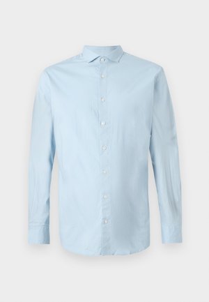 Svetlomodrá košeľa s dlhým rukávom a gombíkmi, klasickým golierom, bielymi gombíkmi a mierne pokrčenou textúrou látky.
