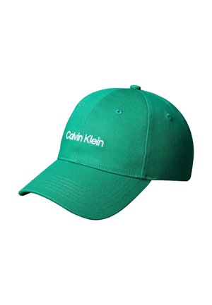 Gorra de béisbol verde con visera curvada y logotipo blanco de "Calvin Klein" bordado en el panel delantero.