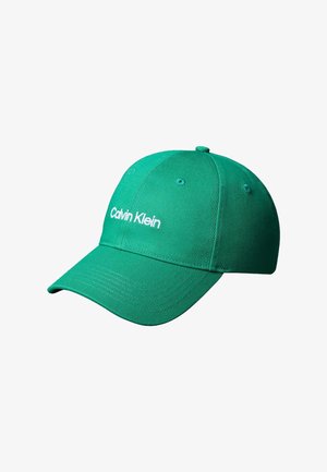 Grøn baseballkasket med buet skygge og hvidt "Calvin Klein"-logo broderet på frontpanelet.
