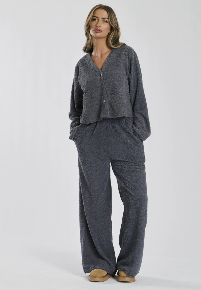 Grå, blød, textured loungewear sæt inkluderer en knap-op cropped top og brede bukser, med en elastisk talje og lommer.