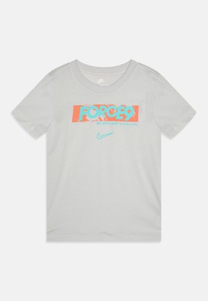 Harmaa puuvillapaita lyhyillä hihoilla, jossa on eloisa koralli- ja sininen graafinen kuvasto, joka sisältää sanan "FORCE9" ja Niken logon.